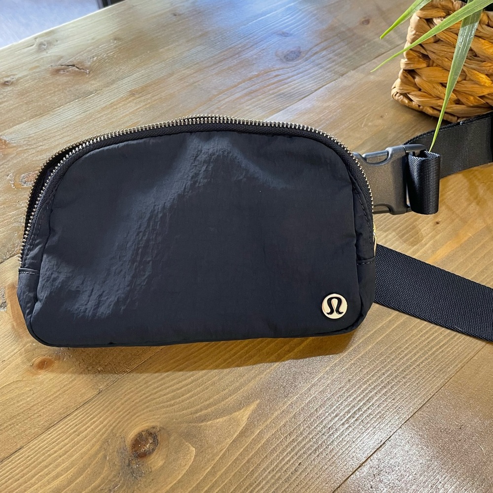 Lululemon belt bag (navy)